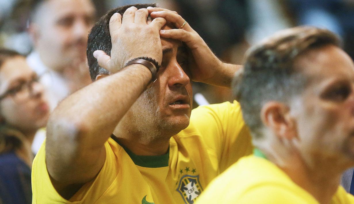 Seorang suporter Brasil tampak kecewa berat usai timnya ditaklukkan Argentina pada laga final Copa America 2021 di  Rio de Janeiro, Brasil, Minggu (11/7/2021). (Foto: AFP/Daniel Ramalho)