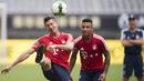 Srtiker Bayern Munchen, Robert Lewandowski, menendang bola saat mengikuti sesi latihan di Shanghai, Selasa (18/7/2017). Bayern Munchen akan menghadapi Arsenal pada laga turnamen pramusim bertajuk International Champions Cup. (AFP/Johannes Eisele)