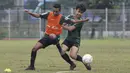 Pemain Timnas Indonesia U-22, Syafril Lestaluhu, berebut bola dengan Lutfhi Kamal saat latihan di Lapangan ABC, Jakarta, Senin (14/1). Latihan ini merupakan persiapan jelang Piala AFF U-22. (Bola.com/Vitalis Yogi Trisna)