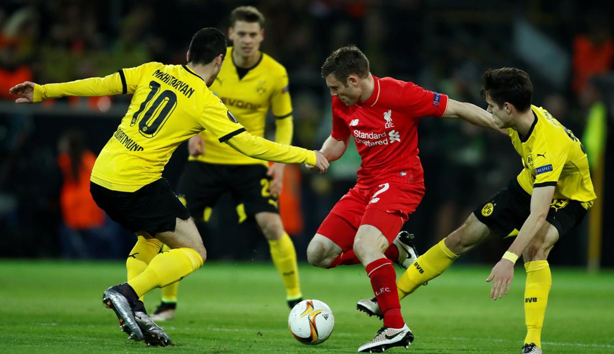 Pemain Liverpool, James Milner, berusaha melewati hadangan pemain Dortmund pada laga leg pertama perempat final Liga Europa di Stadion Signal Iduna Park, Dortmund, Jumat (8/4/2016) dini hari WIB. (AFP/Odd Andersen)