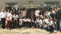 Pemain dan ofisial Timnas Indonesia U-19 seusai melaksanakan salat Jumat di Yangon, Myanmar (8/9/2017). (Bola.com/Aning Jati)