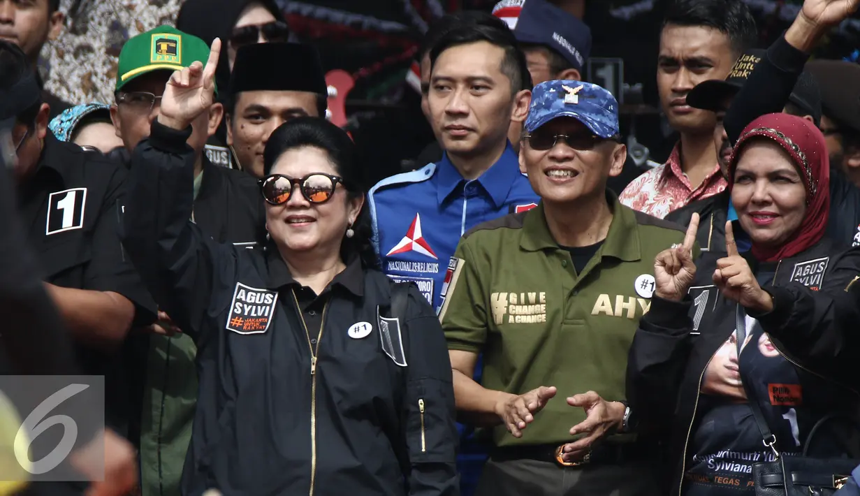 Istri Presiden RI ke 6, Ani Yudhoyono bersama Pramono Edhie Wibowo saat menghadiri Kampanye Akbar Satukan Jakarta di kawasan Kuningan, Jakarta, Sabtu (11/02). Dalam kampanye tersebut turut hadir juga Ani Yudhoyono. (Liputan6.com/Herman Zakharia)