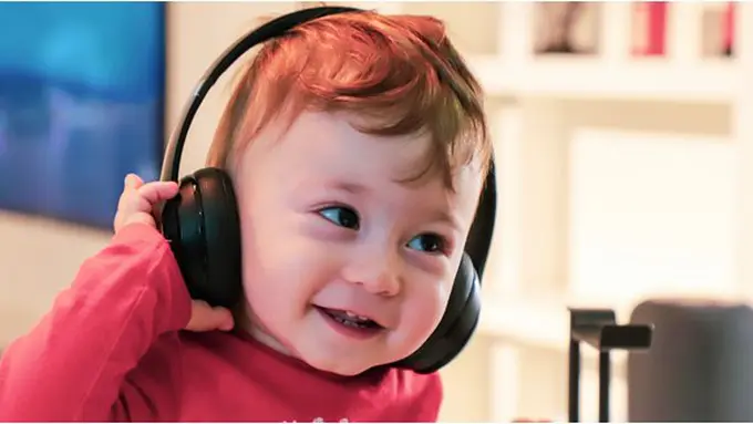 Mendengarkan Musik/copyright unsplash.com/@alireza_attari