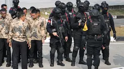 Sebanyak 270 personil Polri diterjunkan untuk mengamankan kedatangan Paus Fransiskus saat tiba di Tanah Air melalui Bandara Soekarno-Hatta. (BAY ISMOYO / AFP)