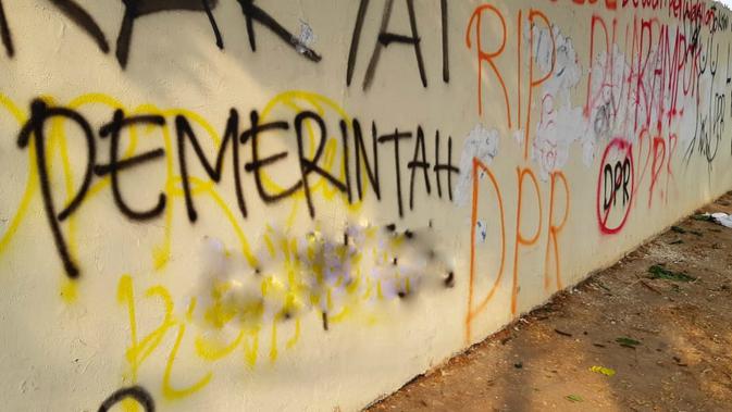 Coretan coretan di kawasan gedung DPR, Jakarta. (Liputan6.com/ Fachrur Rozie)