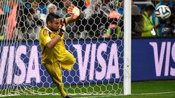 Aksi Sergio Romero saat mematahkan tendangan Ron Vlaar pada Semi Final Argentina vs Belanda. Argentina menang dalam drama adu pinalti, The Corinthians Arena, Sao Paulo on (9/7/2014) (AFP PHOTO/ODD ANDERSEN)