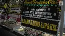 Karangan bunga dari Rano Karno atas meninggalnya istri Indro Warkop, Nita Octobijanthy terpajang di rumah duka kawasan Pulo Mas, Jakarta, Rabu (10/10). Istri Indro Warkop meninggal di usia 59 tahun akibat kanker paru-paru. (Liputan6.com/Faizal Fanani)