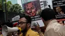 Seorang Demonstran berorasi saat menggelar aksi demo di depan Kedubes Australia, Jakarta, Rabu (25/2/2015). Massa memprotes pernyataan Tony Abbott terkait dua terpidana mati Andrew Chan dan Myuran Sukumaran. (Liputan6.com/JohanTallo)