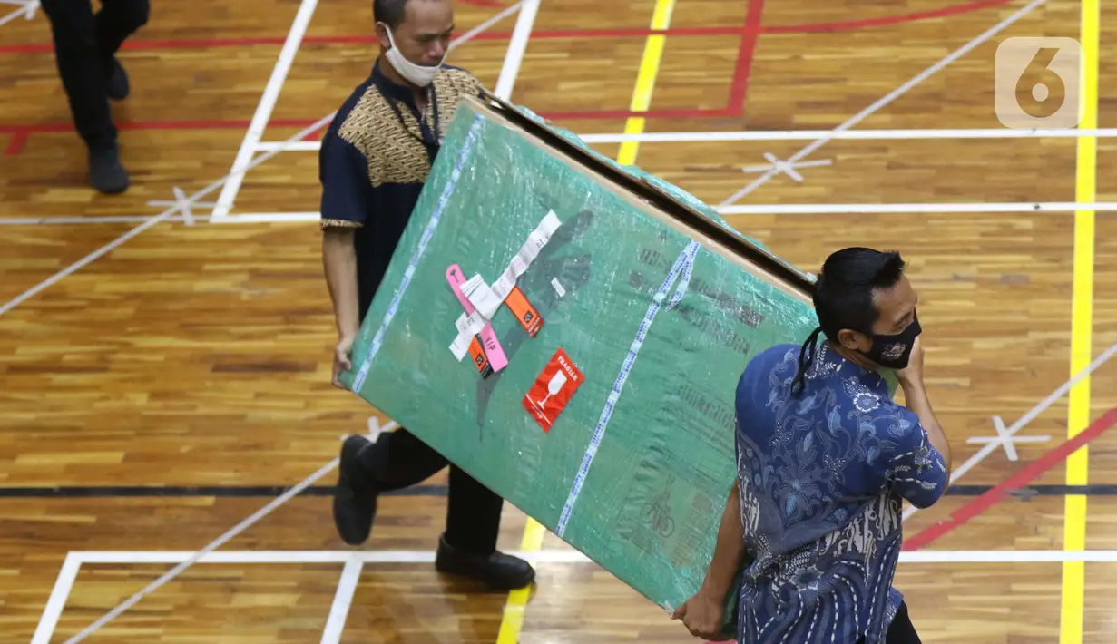 Petugas KPK membawa barang bukti terkait penetapan Menteri Kelautan dan Perikanan, Edhy Prabowo sebagai tersangka kasus dugaan suap calon eksportir benih lobster di Gedung KPK Jakarta, Rabu (25/11/2020). (Liputan6.com/Helmi Fithriansyah)