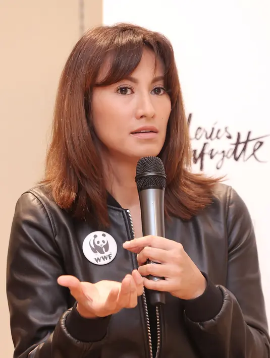 Pemeran dalam film Pesan Dari Surga itu menegaskan, bahwa bumi juga memerlukan manusia untuk menjaga dan melakukan perbaikan. Kini, Davina sedang mengkampanyekan penyelamatan orang utan. (Galih W. Satria/Bintang.com)