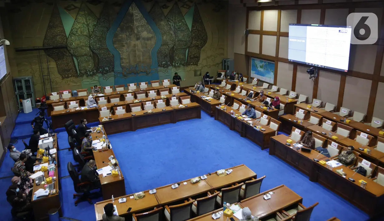 Suasana rapat kerja antara Menristek/Kepala BRIN, Bambang Brodjonegoro dengan Komisi VII DPR di Kompleks Parlemen, Senayan, Jakarta, Selasa (30/3/2021). Rapat kerja membahas tentang progres kelembagaan BRIN sesuai amanat UU nomor 11 Tahun 2019 tentang Sisnas Iptek. (Liputan6.com/Angga Yuniar)