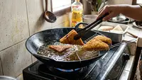 Cara Goreng Roti Tawar Isi Kornet agar Tidak Menyerap Minyak dan Tetap Renyah