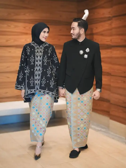 Sementara Jeje Govinda tampil gagah dengan beskap hitamnya yang dipadukan songket yang sama seperti sang istri. [@syahnazs].