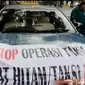Ratusan sopir dari 10 perusahaan taksi resmi di Bandung berunjuk rasa. Sementara Wapres Jusuf Kalla membuka pameran industri pertahanan.