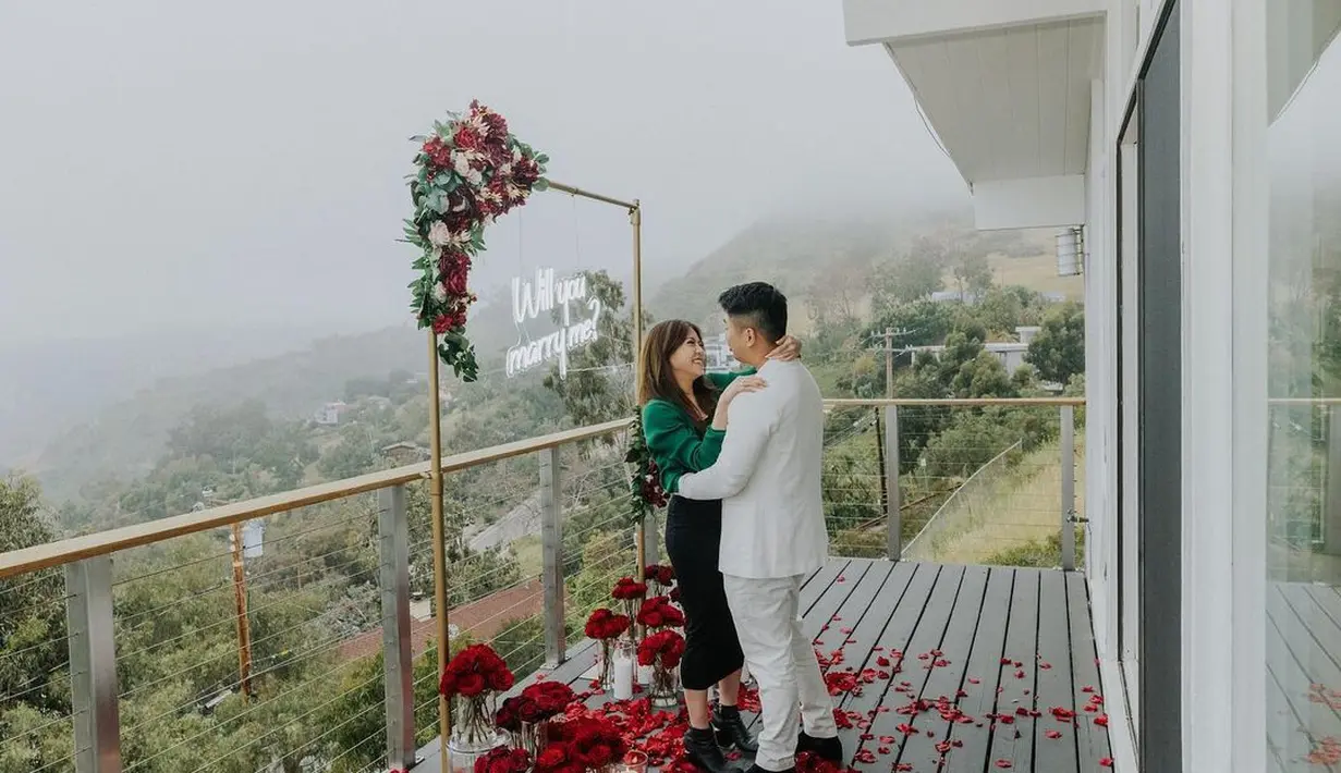 Sedangkan sang kekasih Anthony Tjipto tampil rapi dengan outfit monokrom. Foto: Instagram.