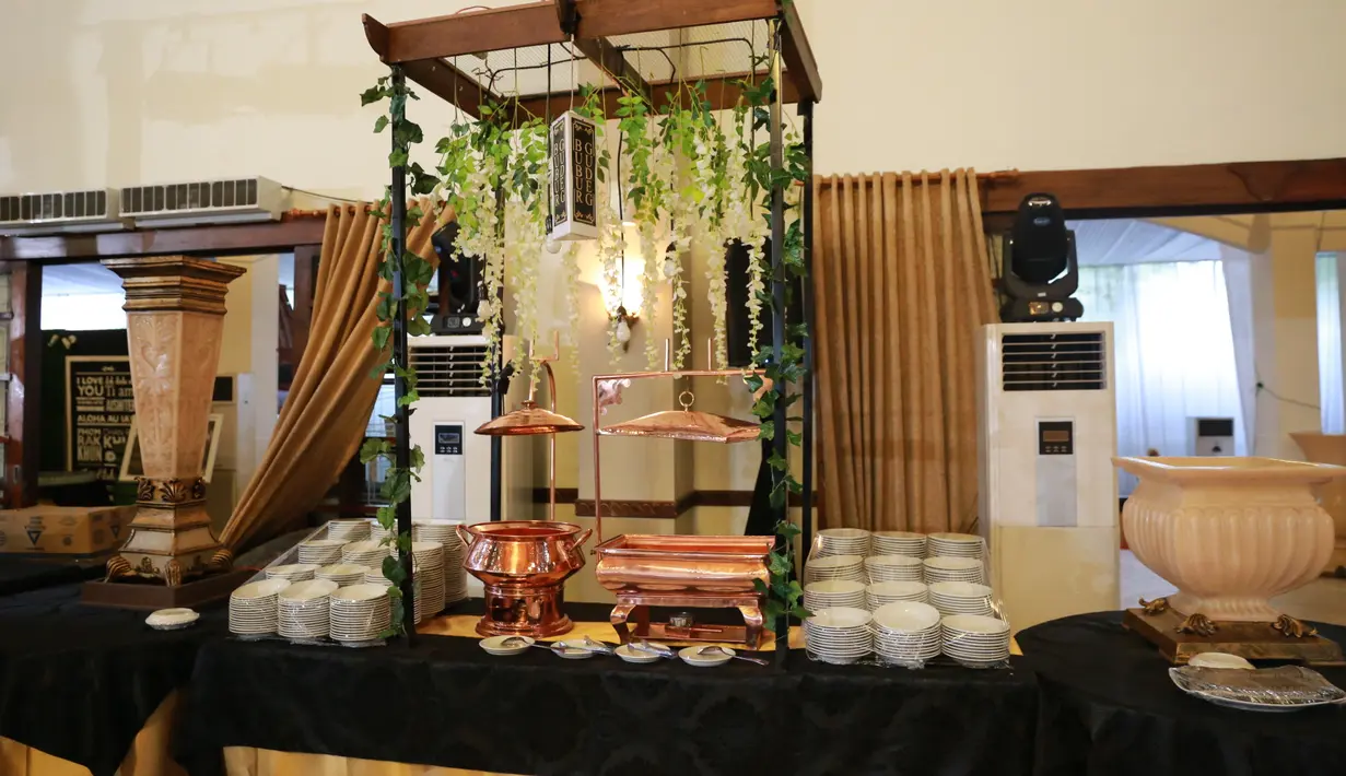 Terlihat beberapa mangkok berjejer rapi yang masih terbungkus plastik. Bubur Gudeg menjadi salah satu hidangan diantara banyak hidangan untuk ribuan tamu undangan yang hadir. (Adrian Putra/Bintang.com)