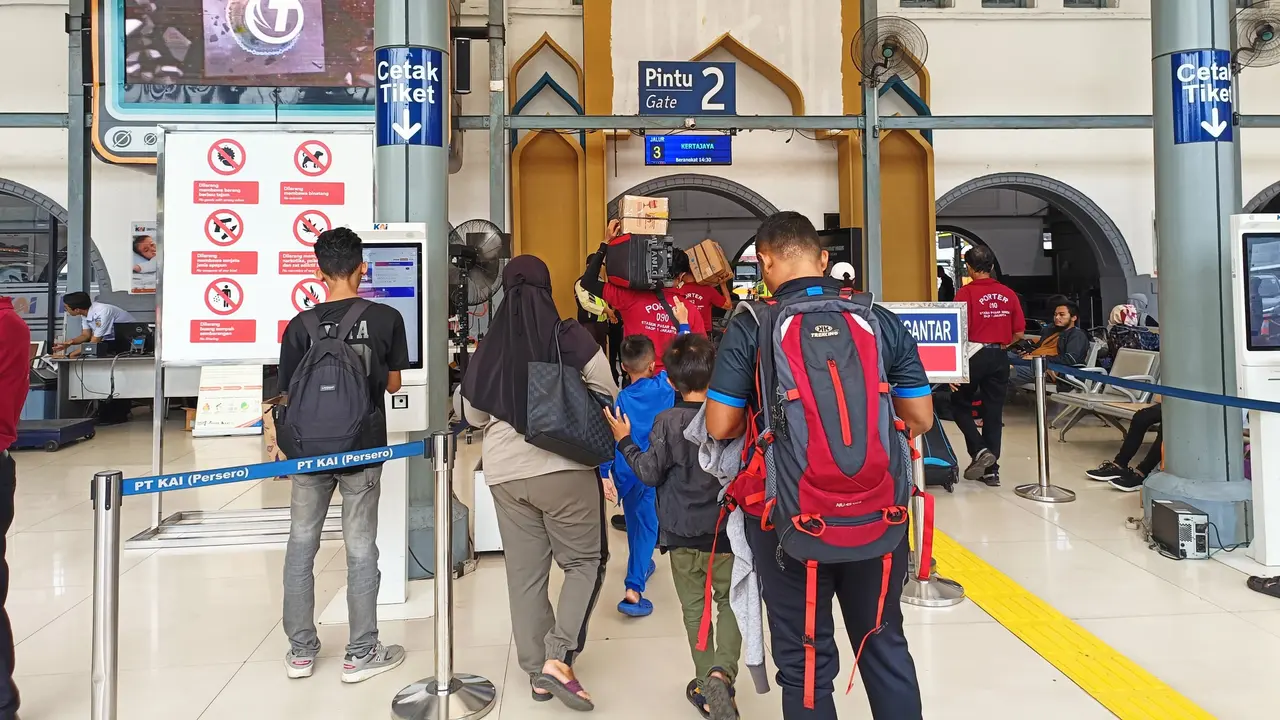 Suasana di Stasiun Pasar Senen, Jakarta yang sudah mulai dipenuhi dengan para pemudik yang hendak berlebaran di kampung halaman.