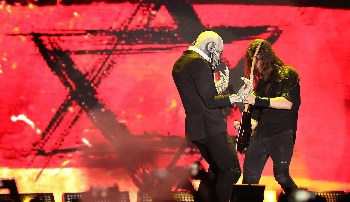 Para personel menunjukkan aski individu masing-masing.  Berbagai gaya ditunjukkan diatas panggung untuk menghibur para penggemarnya. Acara makin apik dengan tata cahaya lampu dan musik yang bagus. (Bambang E. Ros/Bintang.com)