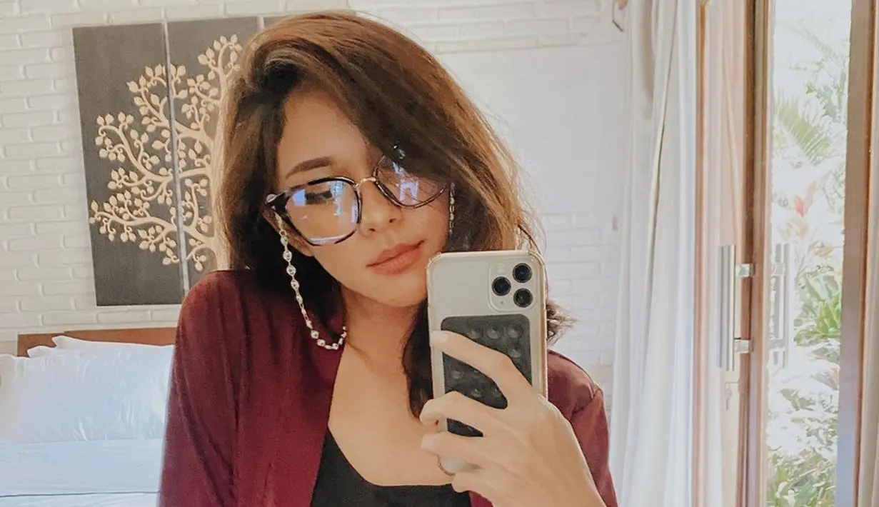 <p>Aksesoris kacamata dengan frame cukup besar seperti yang digunakan Nana Mirdad mungkin bisa menjadi pilihan saat melakukan mirror selfie. Selain menunjukan detail penampilan, kacamata tersebut juga bisa menjadi item meski tak menggunakan makeup. (Liputan6.com/IG/@nanamirdad_)</p>