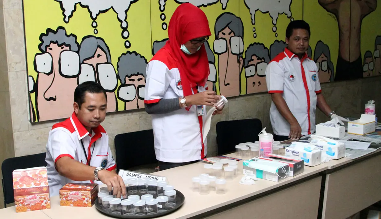 Sejumlah petugas dari BNN menyiapkan peralatan untuk melakukan tes urine pegawai dan tahanan KPK di Jakarta, (11/8/2014). (Liputan6.com/Panji Diksana)