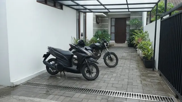 Ide Membuat Area Parkir Motor Tetap Rapi di Rumah Tanpa Garasi