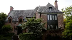 Sebuah rumah yang akan ditempati Barack Obama, berada di sebelah barat laut Washington, AS, Kamis (26/5). Rumah mewah itu akan disewa Obama setelah pensiun menjadi Presiden Amerika Serikat. (REUTERS/Gary Cameron)