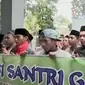 Puluhan santri menuntut pimpinan pesantren dibebaskan. 