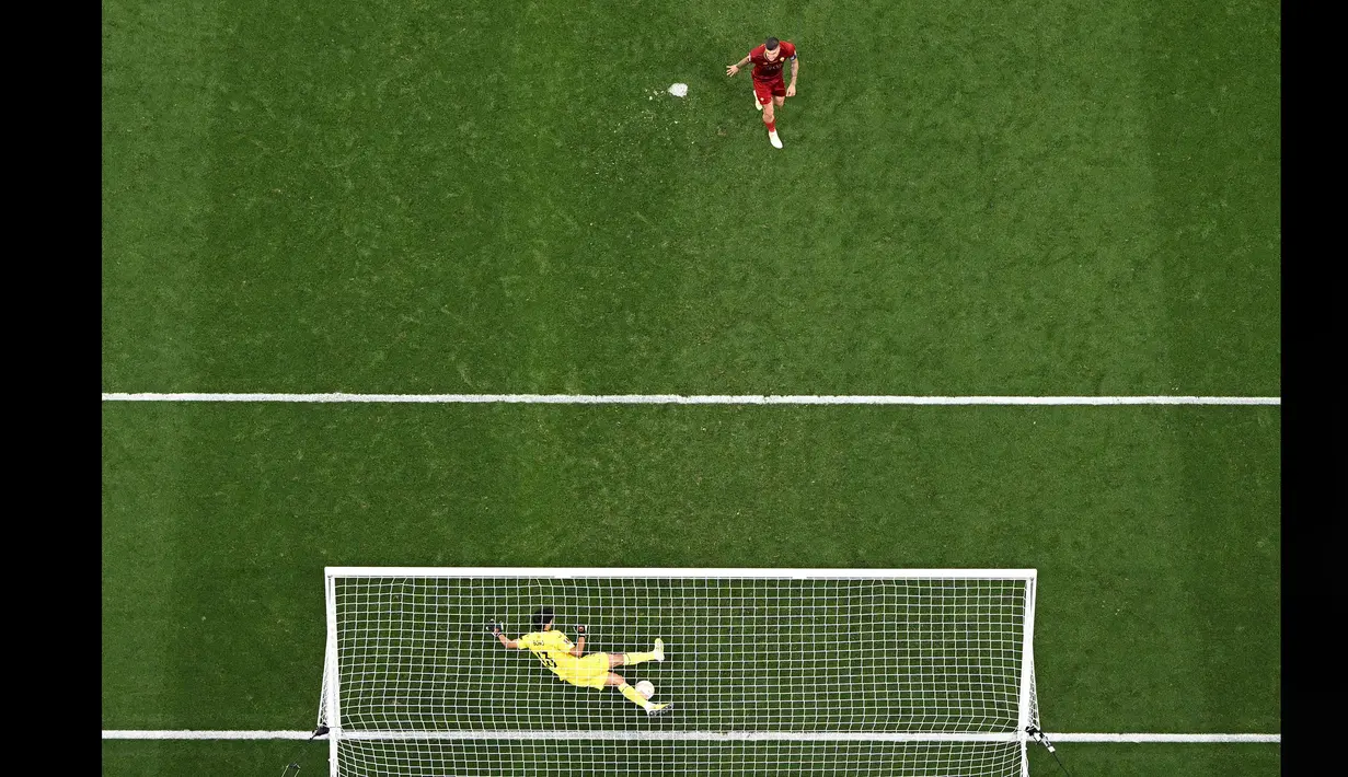 Kiper Sevilla, Yassine Bounou (kiri), berhasil menggagalkan tendangan penalti pemain AS Roma, Gianluca Mancini, dalam babak adu penalti final Liga Europa 2022/2023 yang berlangsung di Stadion Puskas Arena, Hungaria, Jumat (01/06/2023) dini hari WIB. (AFP/Joe Klamar)