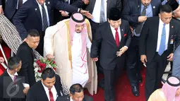 Raja Arab Saudi, Salman bin Abdulaziz Al-Saud berjalan bersama Ketua DPR, Setya Novanto saat mengunjungi MPR/DPR RI, Jakarta, Kamis (2/3). Raja Salman juga melakukan pertemuan dengan tokoh agama di Istana Merdeka, Jakarta. (Liputan6.com/Johan Tallo)
