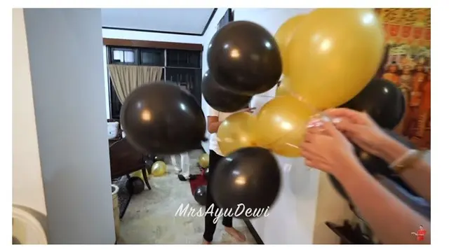7 Momen Ayu Dewi dan Suami Rayakan Ultah Pernikahan ke-8, Penuh Kebahagiaan