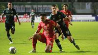 Pemain Persija Jakarta,&nbsp;Muhammad Ferarri (tengah)&nbsp;berebut bola&nbsp;dengan pemain Persikabo 1973, Bruno De Araujo Dybal (kanan) dalam pertandingan pekan keempat BRI Liga 1 2022/2023 di Stadion Pakansari, Cibinong, Minggu (14/8/2022). (Bola.com/M Iqbal Ichsan)