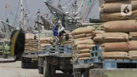 Pekerja beraktifitas bongkar muat di Pelabuhan Sunda Kelapa, Jakarta, Rabu (30/12/2020). Geliat bongkar muat di pelabuhan tersebut tetap berjalan di masa pandemi COVID-19, meskipun pemprov DKI kembali memperpanjang PSBB transisi hingga awal Januari 2021. (Liputan6.com/Angga Yuniar)