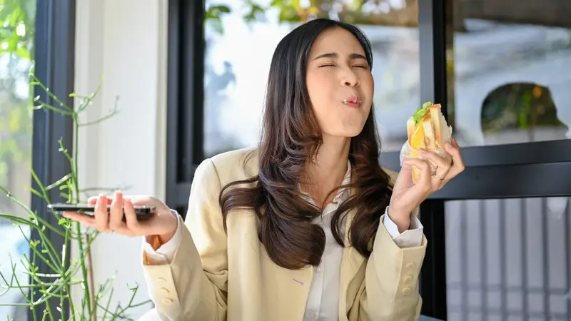 makan siang sandwich bahagia senang perempuan bekerja