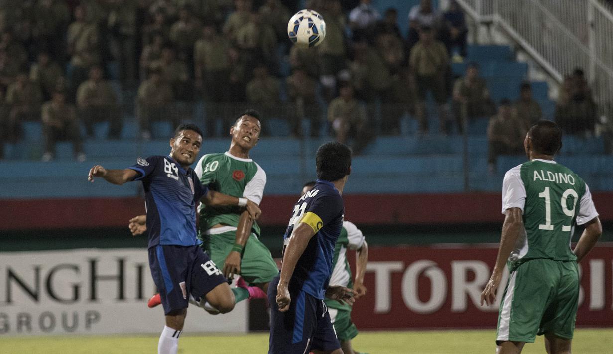 Pemain PBFC, Yus Arpandi duel udara dengan pemain PS TNI, Guntur Triaji, pada laga Piala Jenderal Sudirman di Gelora Delta Sidoarjo, Jawa Timur, Rabu (18/11/2015). (Bola.com/Vitalis Yogi Trisna)