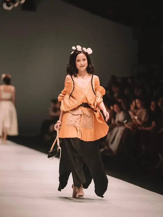 Ketika ingin bergaya playful, gaya boho dengan atasan cutout dan nuansa warna cerah, sangat menginspirasi. Kali ini Noi menggunakan Maryalle Official.