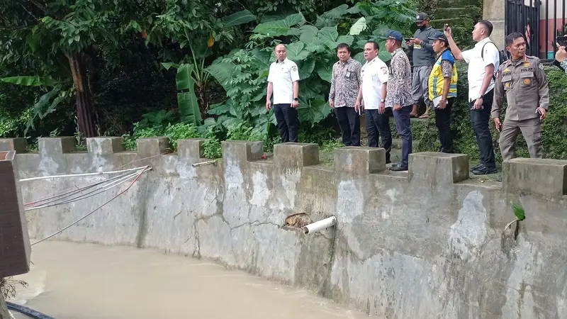 Banjir Kendari, merendam 3000 pemukiman warga dan merusak tanggul sungai.,