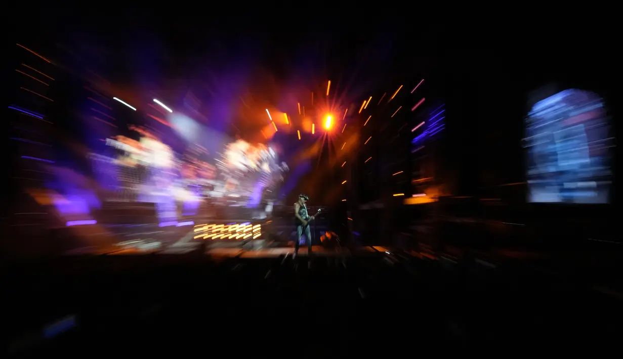 Gitaris band rock Jerman Scorpions Rudolf Schenker tampil selama konser di Stadion Tsirion Limassol, Siprus, Selasa (12/7/2022). Lagu-lagu seperti 'Still Loving You' dan 'Wind of Change' sering menghiasi saluran udara di stasiun radio lokal. (AP Photo/Petros Karadjias)