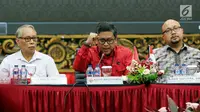 Sekjen PDI Perjuangan Hasto Kristiyanto (tengah) saat menghadiri acara Focus Group Discussion di DPP PDI Perjuangan, Jakarta, Selasa (24/4). Hasto menyampaikan, pemilihan umum harus mengedepankan persatuan bangsa. (Liputan6.com/JohanTallo)