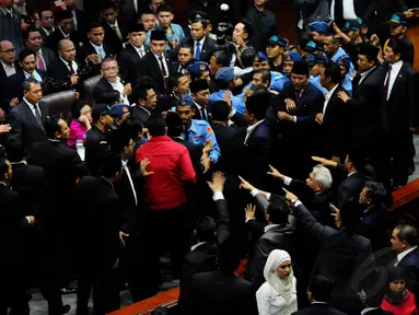 Para anggota DPR mengepung meja pimpinan sidang Paripurna ke-2 di ruang Nusantara, Senayan, Jakarta, (1/10/14). (Liputan6.com/Andrian M Tunay)