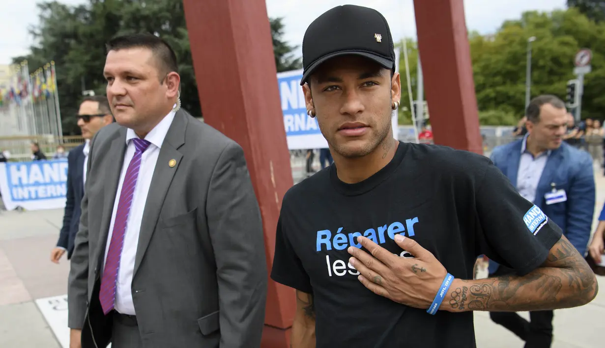 Bintang Paris Saint-Germain, Neymar Jr, menyapa penggemarnya usai menghadiri konferensi pers di Kantor PBB, Jenewa, (15/8/2017). Neymar Jr akan fokus membantu penyandang disabilitas dan terpuruk dalam kemiskinan. (AP/Laurent Gillieron)