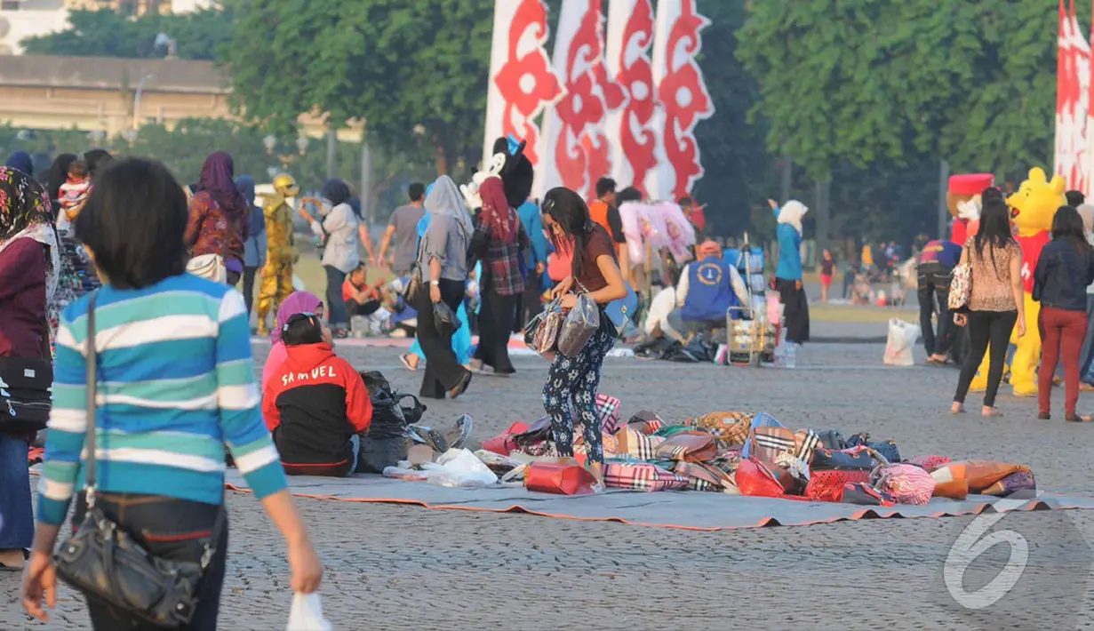Tak ada Satpol PP yang berjaga di sekitar kawasan Monas. Para PKL ini asyik menjejekan dagangannya kepada para pengunjung Monas, Jakarta, Kamis (28/8/2014) (Liputan6.com/Herman Zakharia)