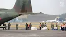 Prajurit TNI AU memasukkan bantuan kemanusiaan Rohingya ke dalam pesawat Hercules di Lanud Halim Perdanakusuma, Jakarta, Rabu (13/9). Sebanyak 34 ton bantuan kemanusiaan itu akan dikirim ke perbatasan Bangladesh-Myanmar. (Liputan6.com/Faizal Fanani)