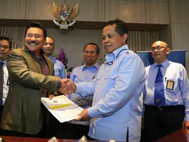 Mantan Kepala BIN, Hendropriyono menyerahkan laporan data aset kepada kanwil DJP Wajib Pajak Besar, Jakarta, Rabu, (21/9). Kedatangan Hendropriyono ke kantor untuk mendaftar pengampunan pajak (tax amnesty). (Liputan6.com/Angga Yuniar)