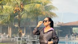 Shinta Bachir juga rajin berolahraga. Tak heran, jika bintang film 'Suster Keramas' ini tetap tampil fresh dan bugar di usia pertengahan kepala tiga. Saat berolahraga, aktris cantik ini juga tampil stylish. Memakai outfit serba hitam, Shinta juga menyempurnakan penampilannya dengan kacamata dan sepatu warna hitam. (Liputan6.com/IG/@shinta_bachir86)