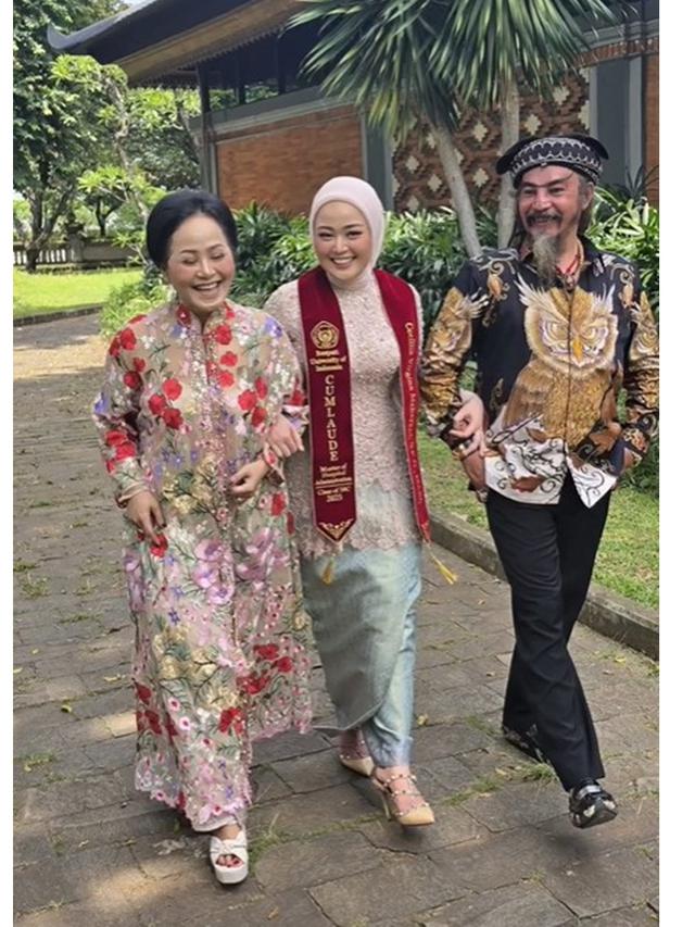 6 Potret Cecillia Gina Putri Limbad Lulus S2 MARS, Wisuda Dihadiri Keluarga