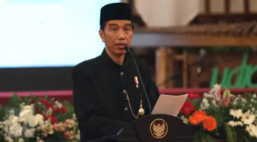 Presiden Joko Widodo (Jokowi) memberikan pidato saat Peringatan Konferensi Asia Afrika (KAA) Tahun 2017 di Istana Negara, Jakarta, Selasa (18/4). Jokowi mengajak peserta yang hadir untuk mengelola keberagaman. (Liputan6.com/Angga Yuniar)