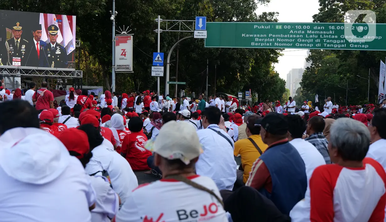 Relawan Joko Widodo-Ma'ruf Amin nonton bareng pelantikan Presiden dan Wakil Presiden di Taman Aspirasi, Jakarta, Minggu (20/10/2019). Jokowi dan Ma'ruf Amin resmi dilantik sebagai Presiden dan Wakil Presiden RI periode 2019-2024. (Liputan6.com/Herman Zakharia)