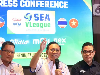 Ketua PBVSI, Imam Sudjarwo, memberi keterangan saat konferensi pers SEA V League di Denny's Senayan City, Jakarta Pusat, Senin (17/7/2023). (Bola.com/M Iqbal Ichsan)