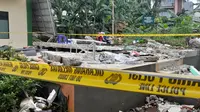 Garis polisi telah terpasang&nbsp;di lokasi robohnya tembok MTSN 19 Jakarta yang telah menewaskan tiga siswanya, tiga lainnya mengalami luka-luka. (Foto:Liputan6/Ady Anugrahadi)