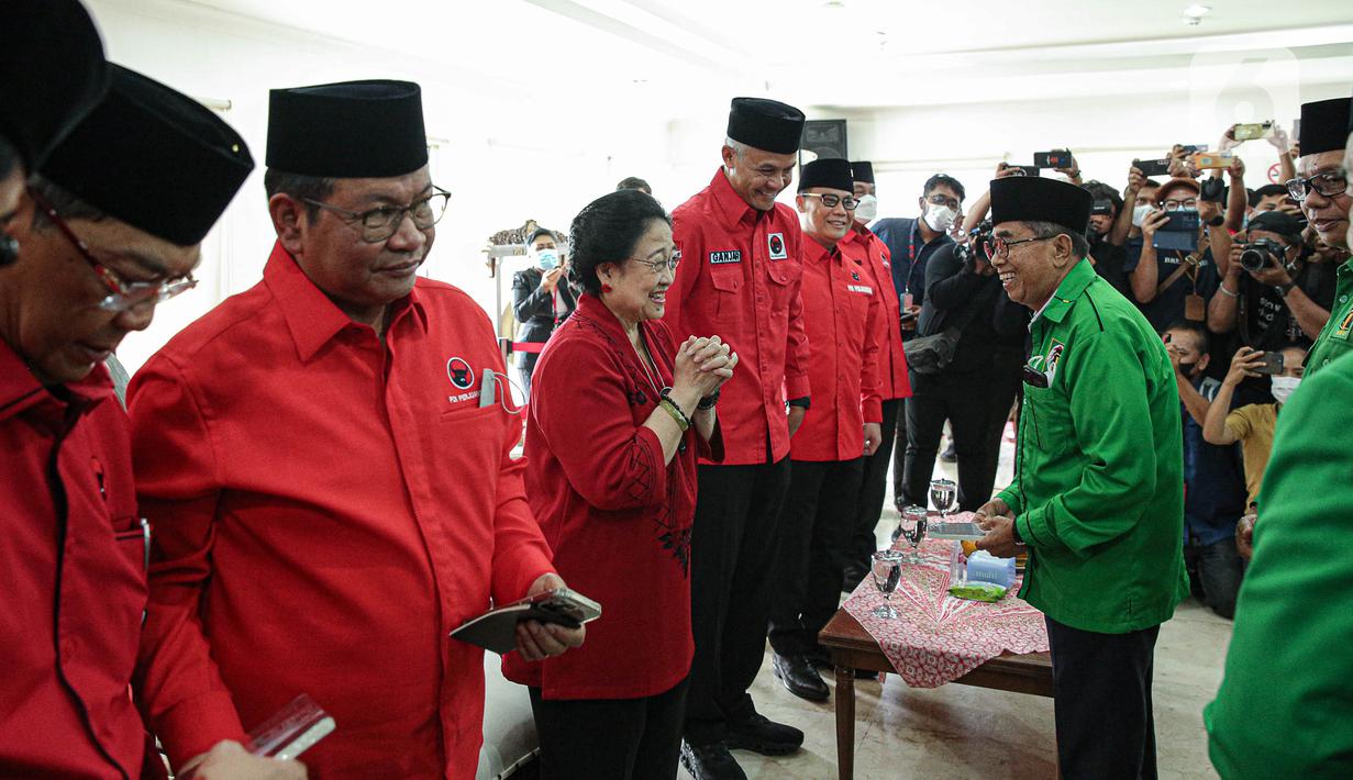 Sebelum tiba di Kantor DPP, Sekretaris Jenderal DPP PDI Perjuangan (PDIP) Hasto Kristiyanto menyambut rombongan Plt Ketua Umum Partai Persatuan Pembangunan (PPP) Mardiono bersama jajarannya yang berjalan kaki. (Liputan6.com/Faizal Fanani)